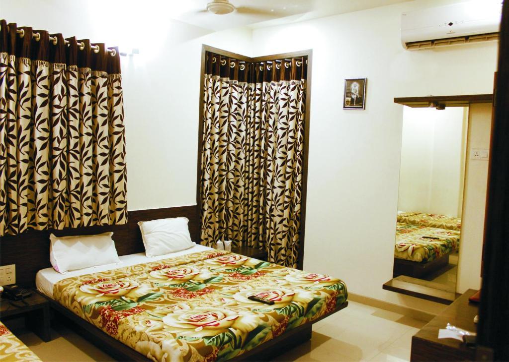 Hotel Shradha Saburi Palace Shirdi Habitación foto